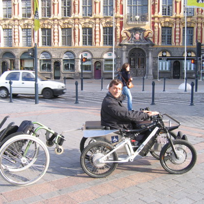 Fauteuil tracté dans Lille par la Coccinelle