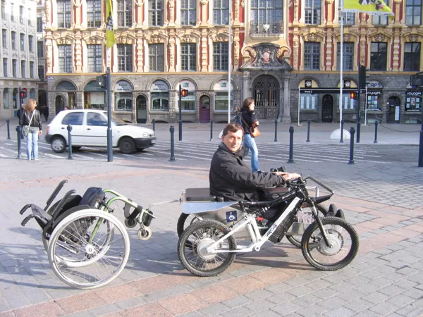Fauteuil tracté dans Lille par la Coccinelle